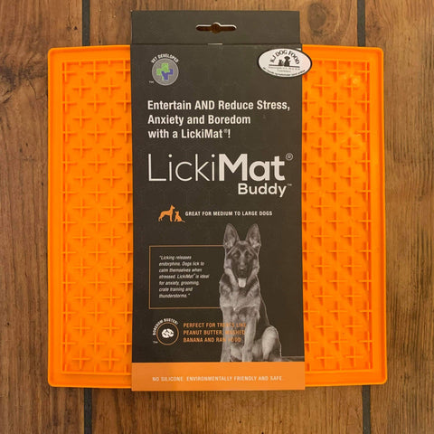 LickiMat Buddy Orange med krydser 28x28 cm Slow Feed Aktivitetsmåtte